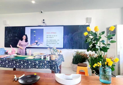 秋日插花韵悠长，师者修习意未央秋日插花韵悠长，师者修习意未央,深圳教育研修院