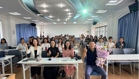 名师引领启新航,研训赋能促成长——面授课程《小学英语高阶思维课堂的模式建构与实践》在深圳教育研修院泥岗校区圆满结班名师引领启新航,研训赋能促成长——面授课程《小学英语高阶思维课堂的模式建构与实践》在深圳教育研修院泥岗校区圆满结班,深圳教育研修院