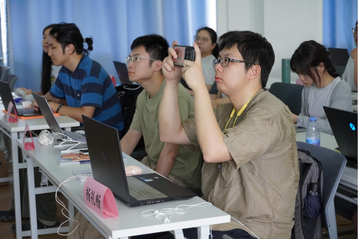 聚焦教育数字化转型丨AIGC技术的教学应用路径探索——深圳市中小学教师AI工具全场景实战赋能培训圆满结班聚焦教育数字化转型丨AIGC技术的教学应用路径探索——深圳市中小学教师AI工具全场景实战赋能培训圆满结班,深圳教育研修院