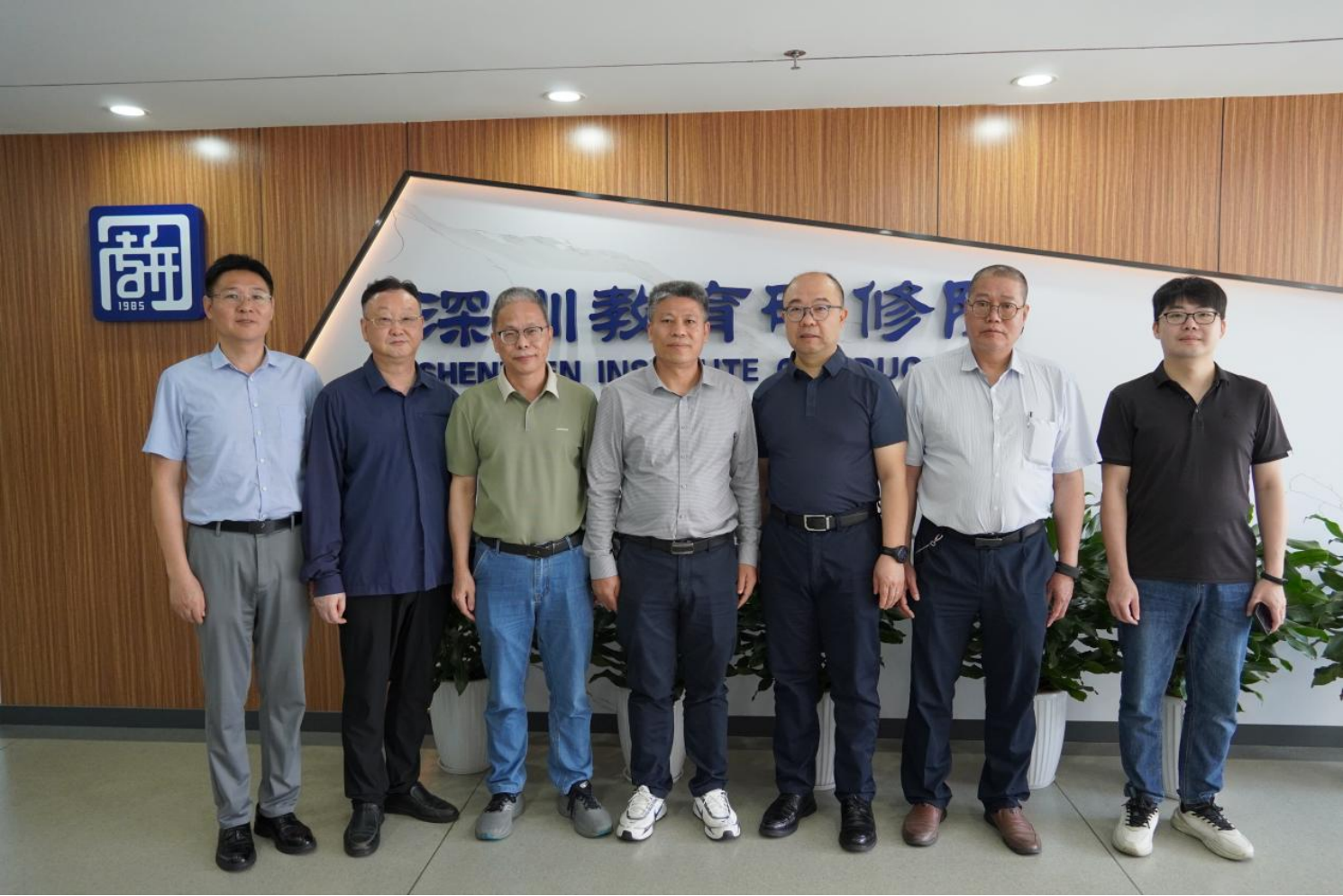 2026年5月13日上午，韩山师范学院化学与环境工程学院林文杰院长一行莅临深圳教育研修院，双方就师范类学生赴深港澳开展研学活动进行深入研讨。入湾研学，共育良师——韩山师范学院化学与环境工程学院一行莅临我院座谈交流,深圳教育研修院